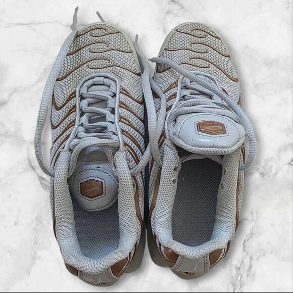 Nike Air Max Plus Pure Platinum/Metallic Gold Running Shoes Size 4Y - Picture 9 of 11